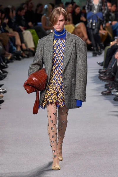 Look 16